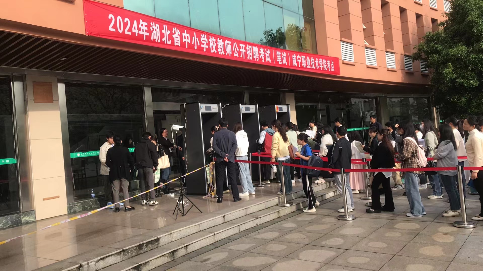 高考安检门为公平考试提供强有力的保障