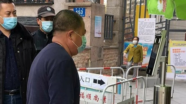 立式<i style='color:red'>人脸识别测温一体机</i>助力该小区疫情防控