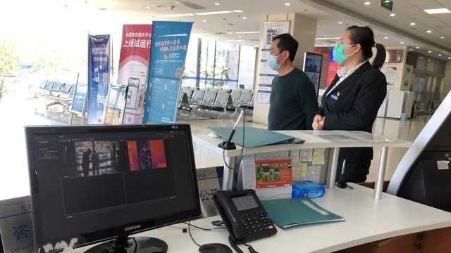 <i style='color:red'>人脸识别测温设备</i>勿需人员排队,减少交叉感染风险