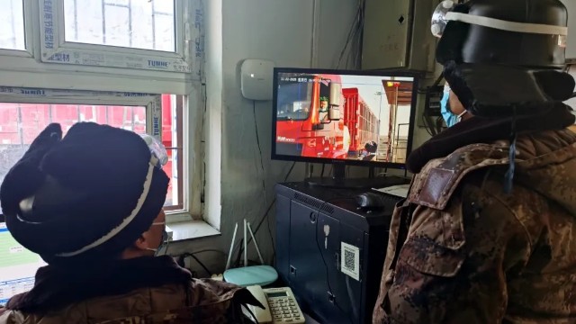 中润煤业投入使用<i style='color:red'>红外线非接触式测温仪</i>通行效率提升四倍