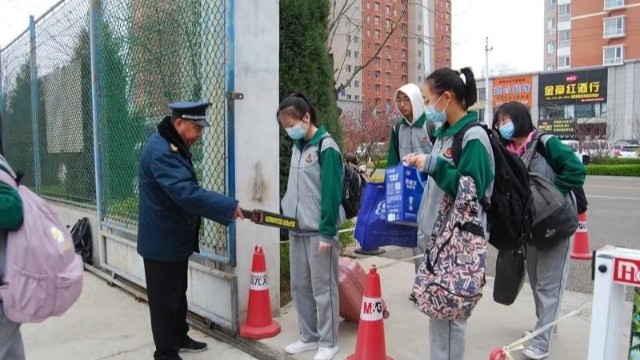 严把手机进校关,<i style='color:red'>手机探测仪</i>帮助学生戒掉“手机依赖症”