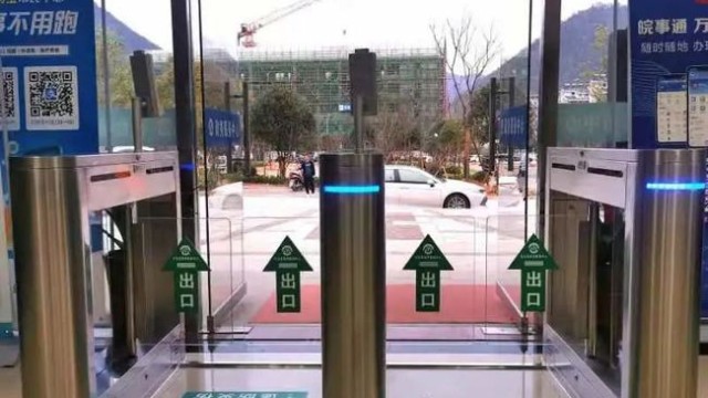 石台县政务服务大厅启用<i style='color:red'>人脸识别测温健康码一体机</i>加强疫情防控