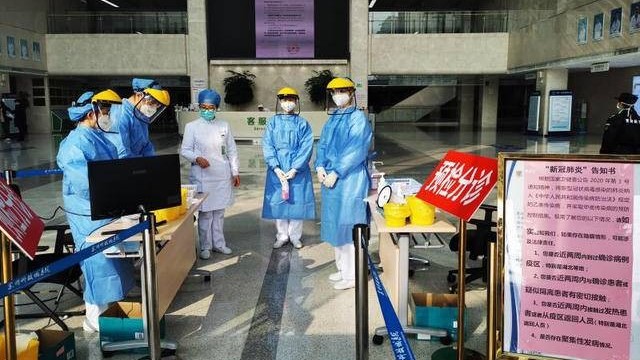 医院通行高峰测温不停留,<i style='color:red'>全自动红外体温检测仪</i>不漏检,不漏查