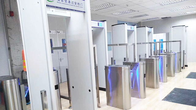 电子厂怎样选择合适的<i style='color:red'>电子工厂安检门</i>