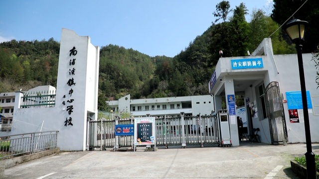 强！该校采用红外<i style='color:red'>全自动热成像测温仪</i>解决上学测温排队拥挤