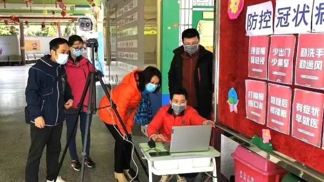 从化学校安装<i style='color:red'>红外线人体温度测温仪</i>，筑牢抗疫防线