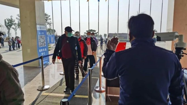 科技助力抗疫,<i style='color:red'>人体红外测温仪</i>在枝江市政务服务中心投入使用