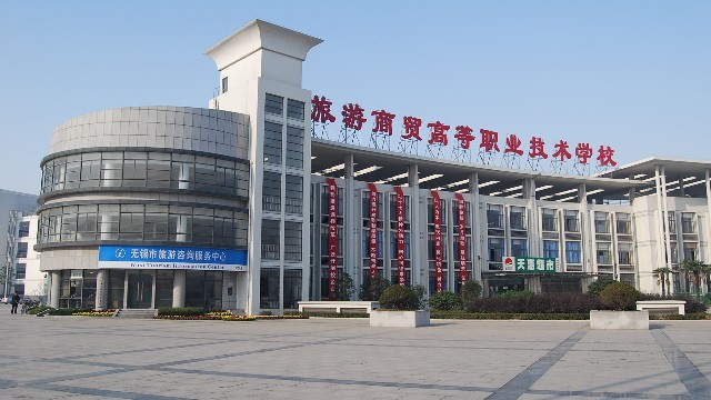 <i style='color:red'>测温安全门</i>密切检测师生健康状态,保障学校师生人身安全