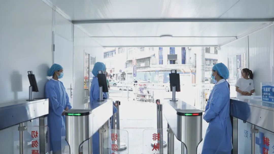 关岭自治县人民医院引入人脸识别<i style='color:red'>智能测温系统</i>打造安全有序就医环境