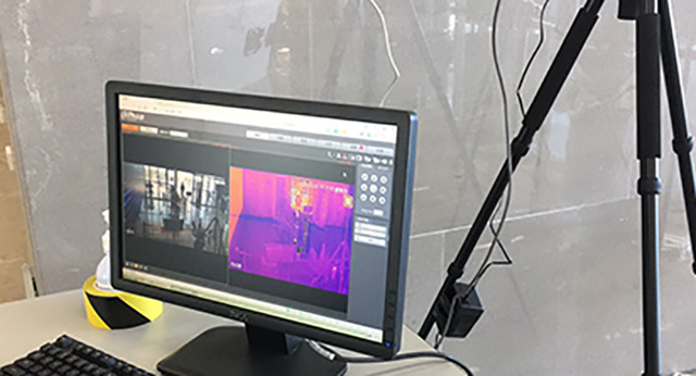 平阳县政务服务中心启用<i style='color:red'>红外人体测温仪</i>