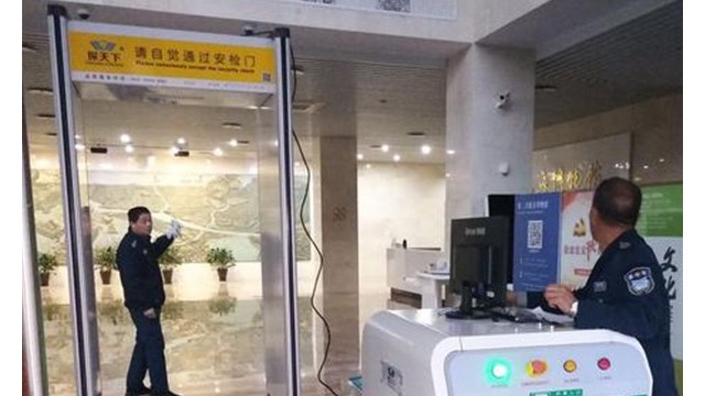探天下法院金属安检门设备工程师:城西法院”温馨安检”让人如沐春风