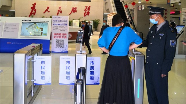 医院的第一道防线，金属安检门为医护人员保驾护航