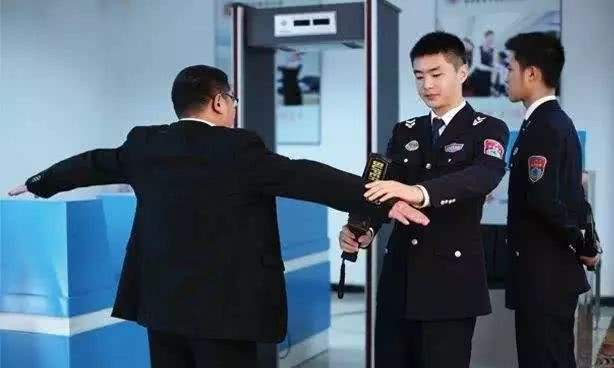 <i style='color:red'>手工人身检查</i>的操作与注意事项